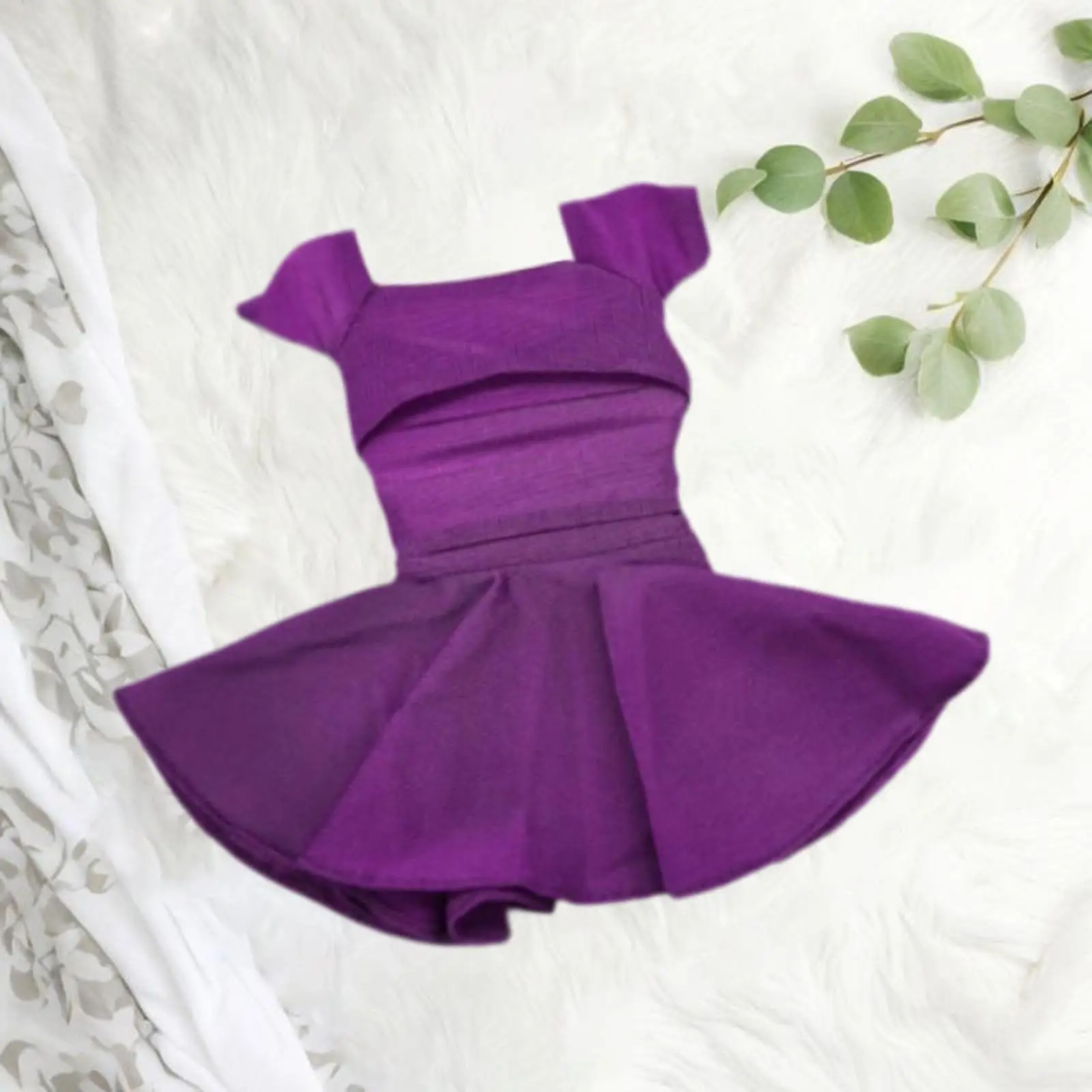 Stylowy zestaw ubranek dla lalek w skali 1:6: plisowana spódniczka i akcesoria.