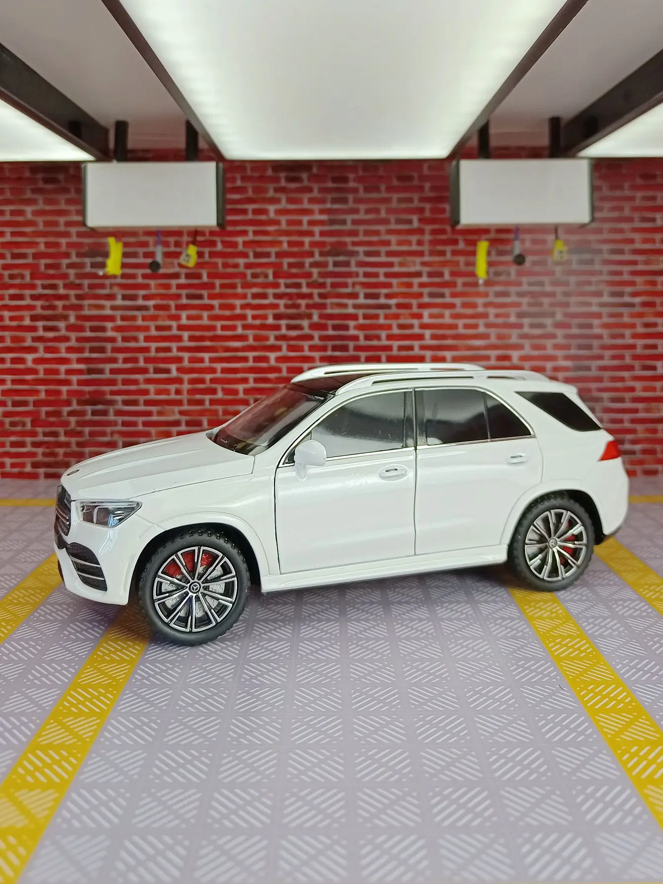 Mercedes-Benz GLE SUV Diecasts en alliage et véhicules jouets, modèle de voiture, son et lumière, dos côtelé, cadeaux pour enfants, 1:24