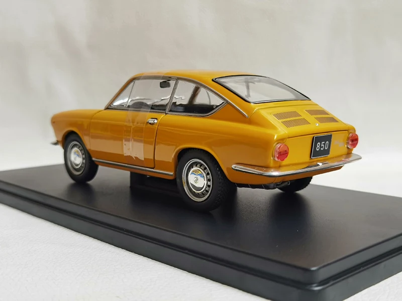 Diecast 1:24 Scale FIAT 850 Coupe Car Alloy Simulation Car Model Toy Collectible Ornaments