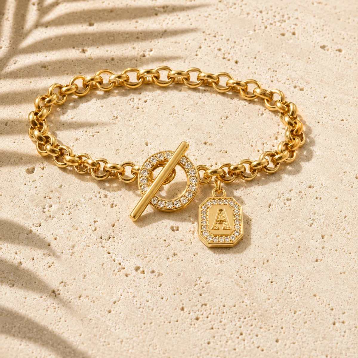 Vergoldete Personalisierte Initialen-Charm-Armbänder für Damen und Herren mit Kubischem Zirkonia und Knebelverschluss - Schmuckgeschenk für den Alltag – Detail 4