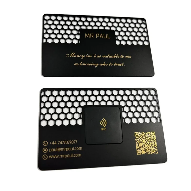بطاقة عمل رقمية معدنية من الذهب الأسود غير اللامع NFC مع نقش رمز الاستجابة السريعة