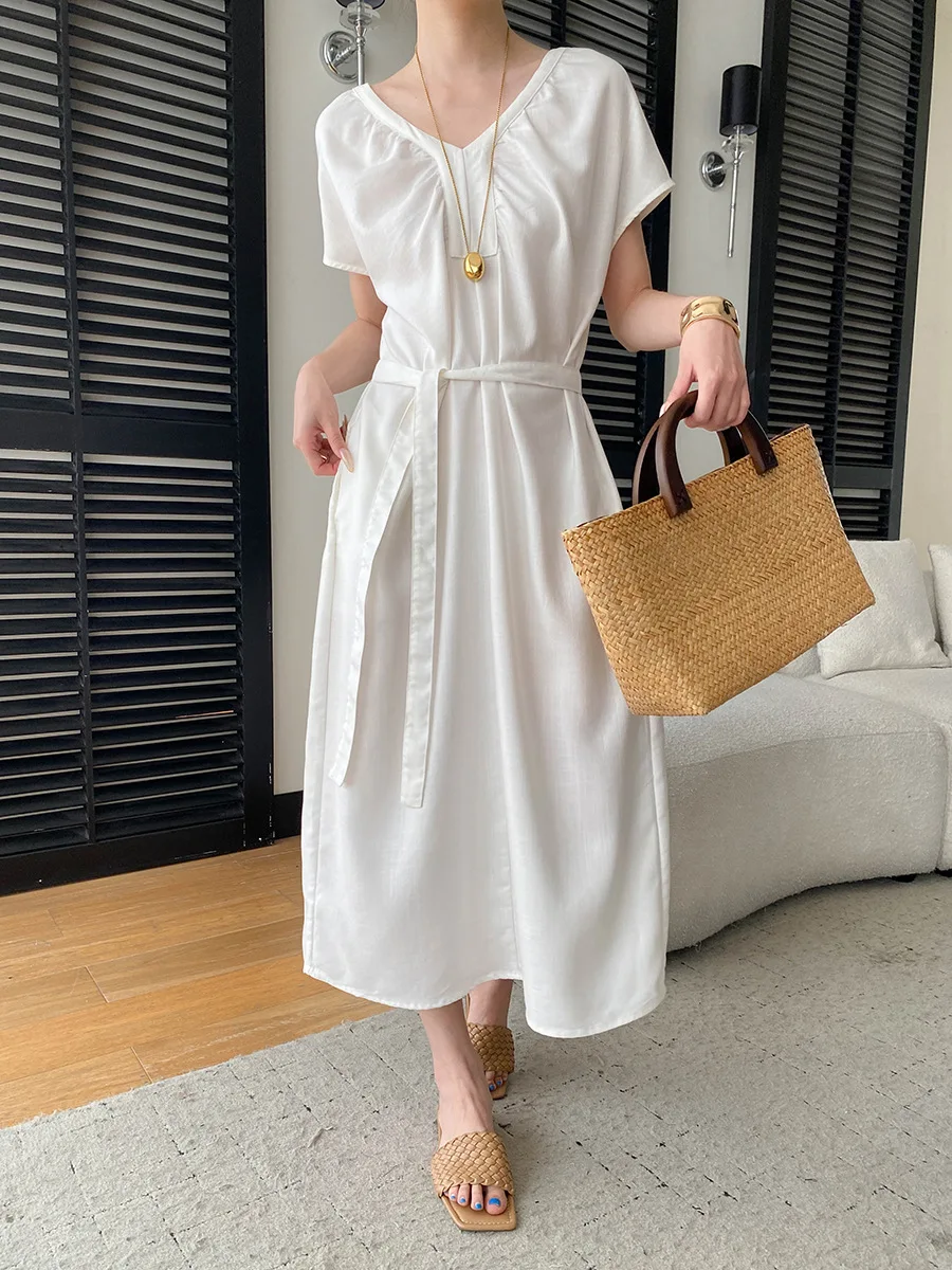 Sommerliches Damenkleid in unifarbenem Design mit V-Ausschnitt und Schnürung an der Taille für eine schlanke Silhouette. – Detail 6