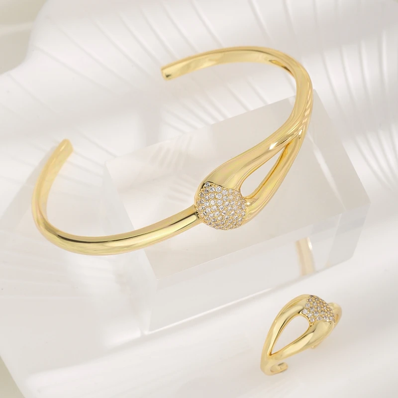 

A set of high-quality cubic zirconia copper gold-plated hollow water drop zircon exquisite simple ring bracelet for women