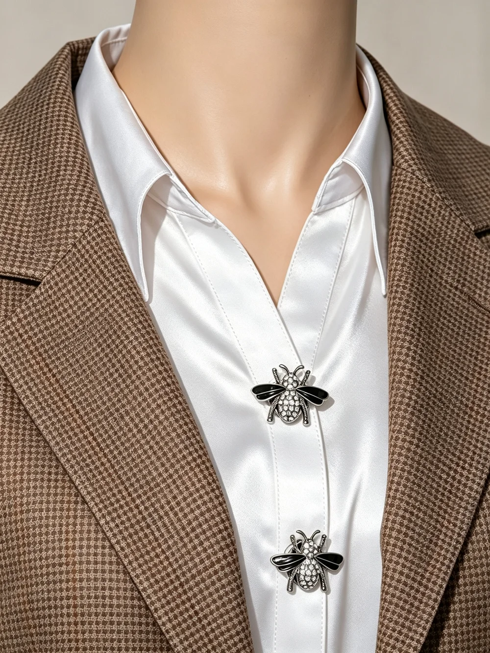 1/2/4PCS Water Diamond Bee Design Shirt Button Cover Clip-on Decorative Cufflink for Suit Open Cardigan Shirt Collar Accessory