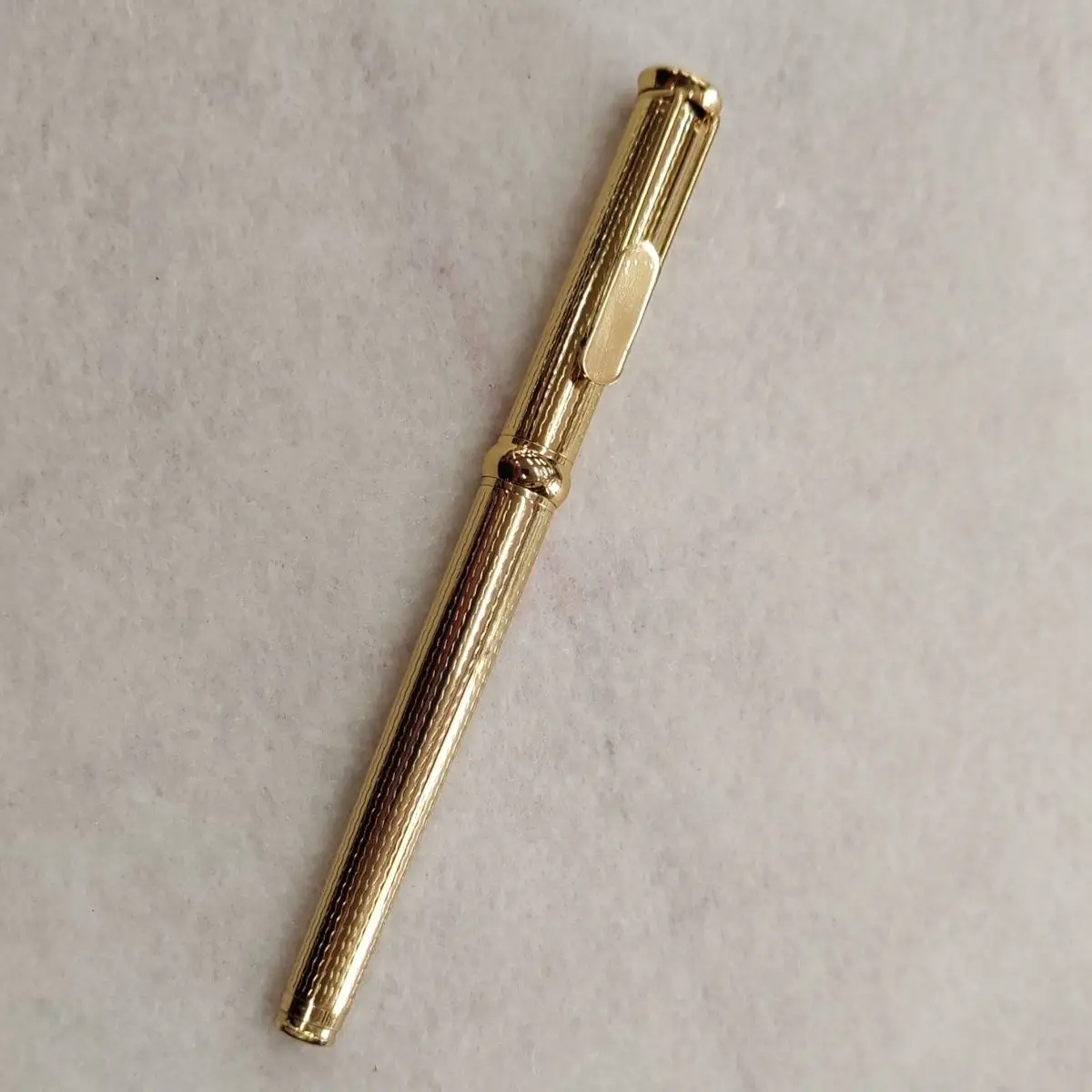 stylo-plume-hero-600-technique-de-gravure-unique-plaquee-or-f-05-capuchon-incruste-de-pierres-precieuses-papeterie-elegante-calligraphie-haut-de-gamme