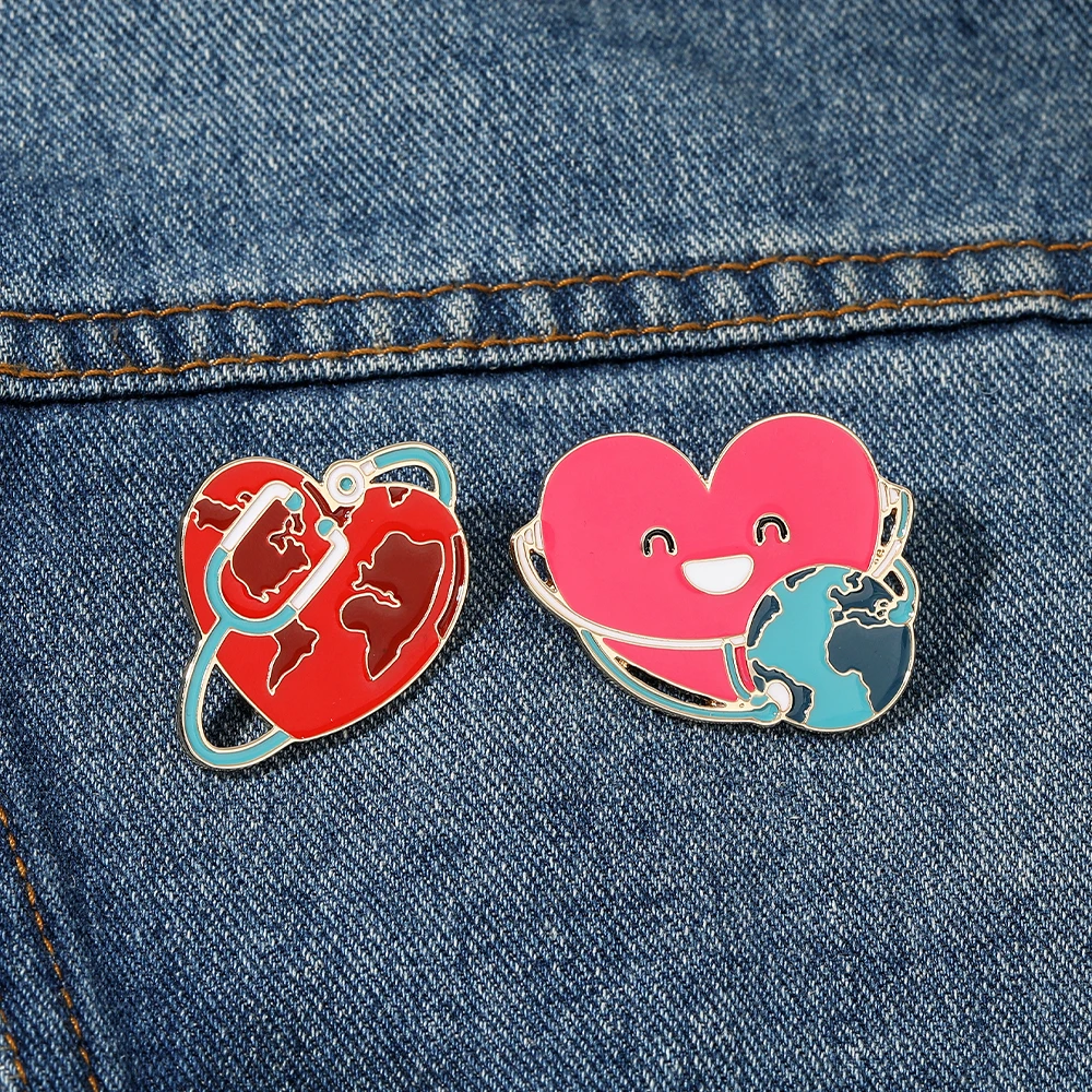 Novedad, estetoscopio rojo, broches esmaltados con diseño de corazón y tierra, alfileres dorados divertidos para médico y enfermera