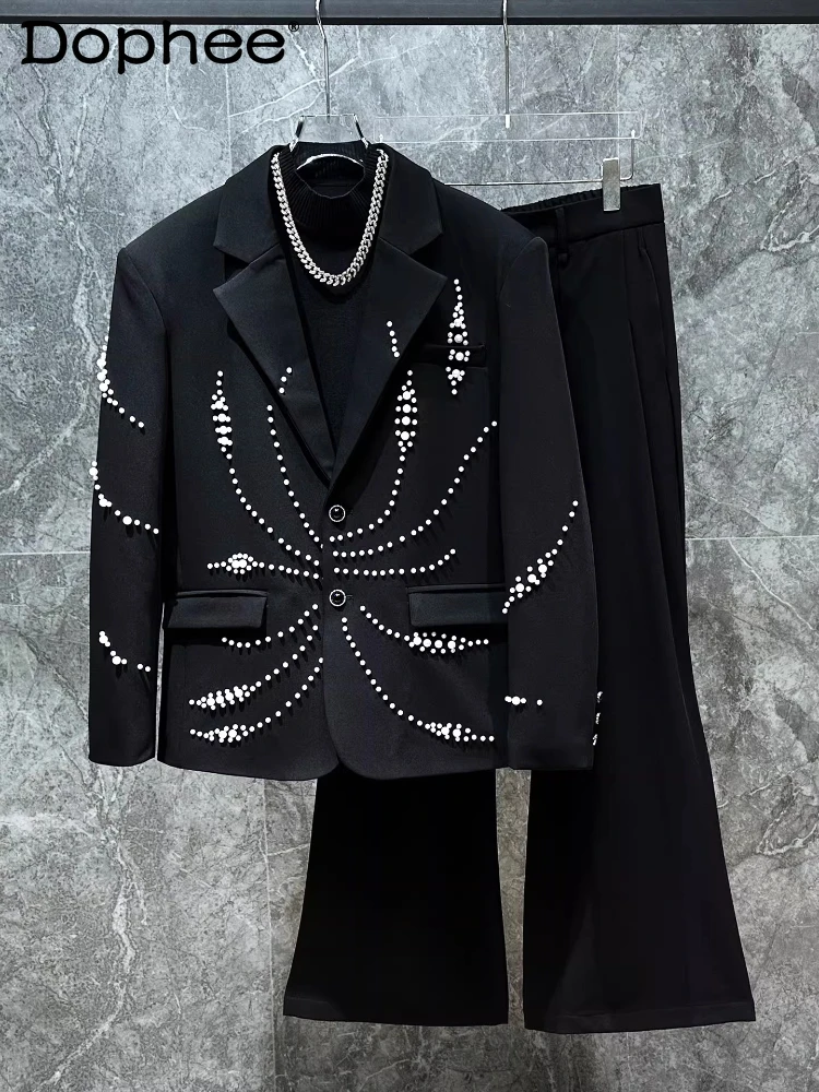 

Мужской костюм-двойка 2026 года, весенняя новинка: элитный комплект из пиджака свободного кроя с бисерным декором и расклешенных брюк.