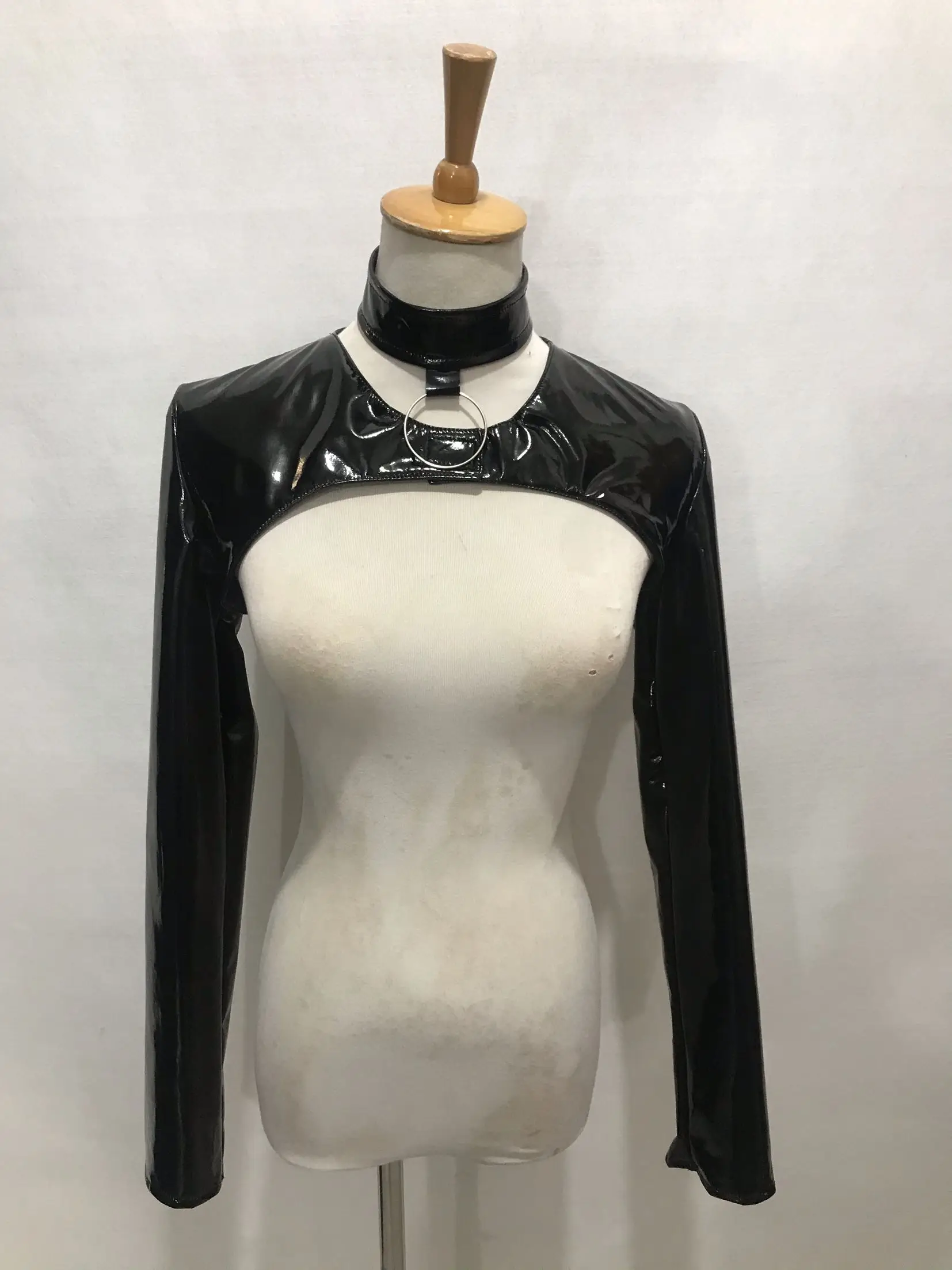 セクシーなナイトクラブバーのゴーゴーダンサーのステージ衣装、女性用黒PUレザービキニダンス衣装、レッドレーザージャズチームパーティーパフォーマンスコスチューム