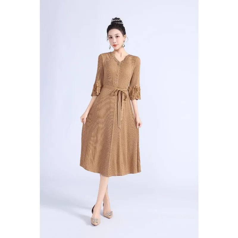 Sukienka damska na wiosnę 2026, długa, plisowana w stylu Miyake, jednolita, z dekoltem w serek, zdobiona koralikami, wiązana, codzienna, uniwersalna, podkreślająca temperament.