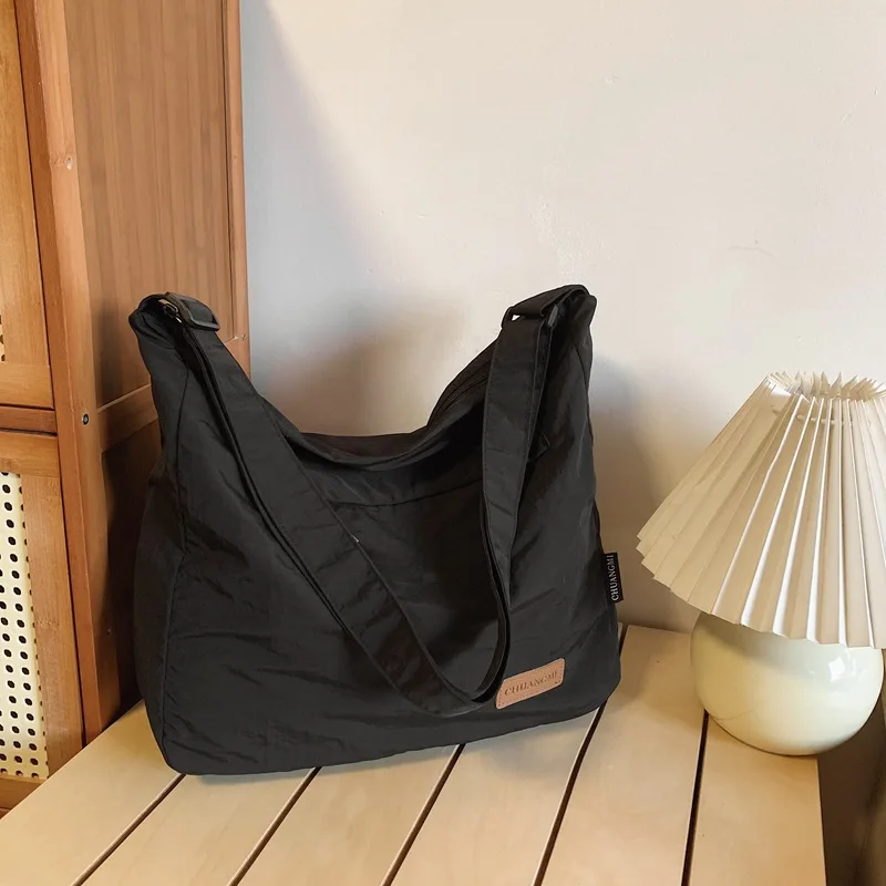 

Зимние модные сумки через плечо для женщин: повседневные, стильные и универсальные сумки на каждый день, трендовые сумки-тоут, простые и элегантные.