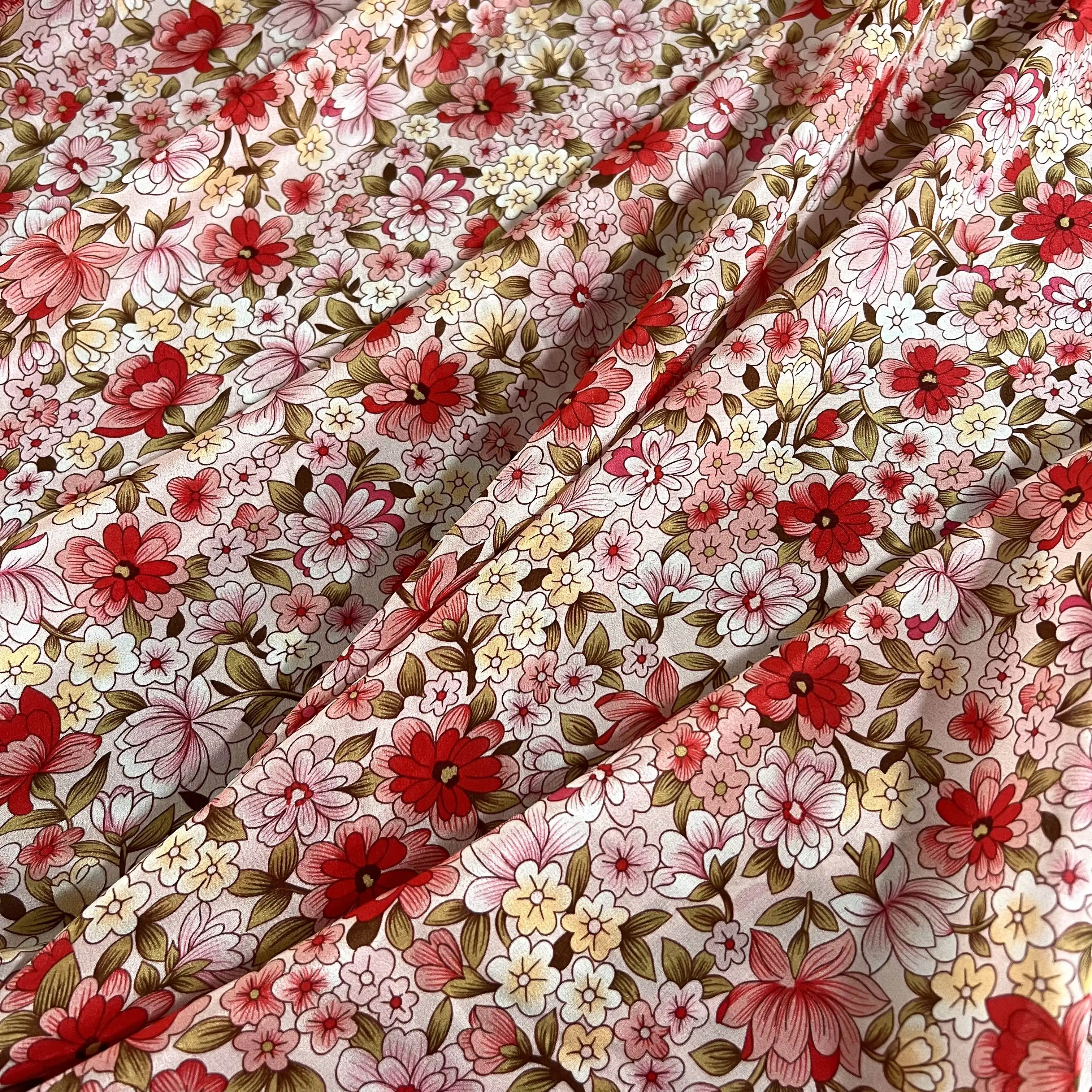 

1 метр 100% шелковой ткани из тутового шелкопряда, 14 момме, креп-шелк с мелким красным цветочным принтом, ширина 138 см (54 дюйма), продается на метры, XX315