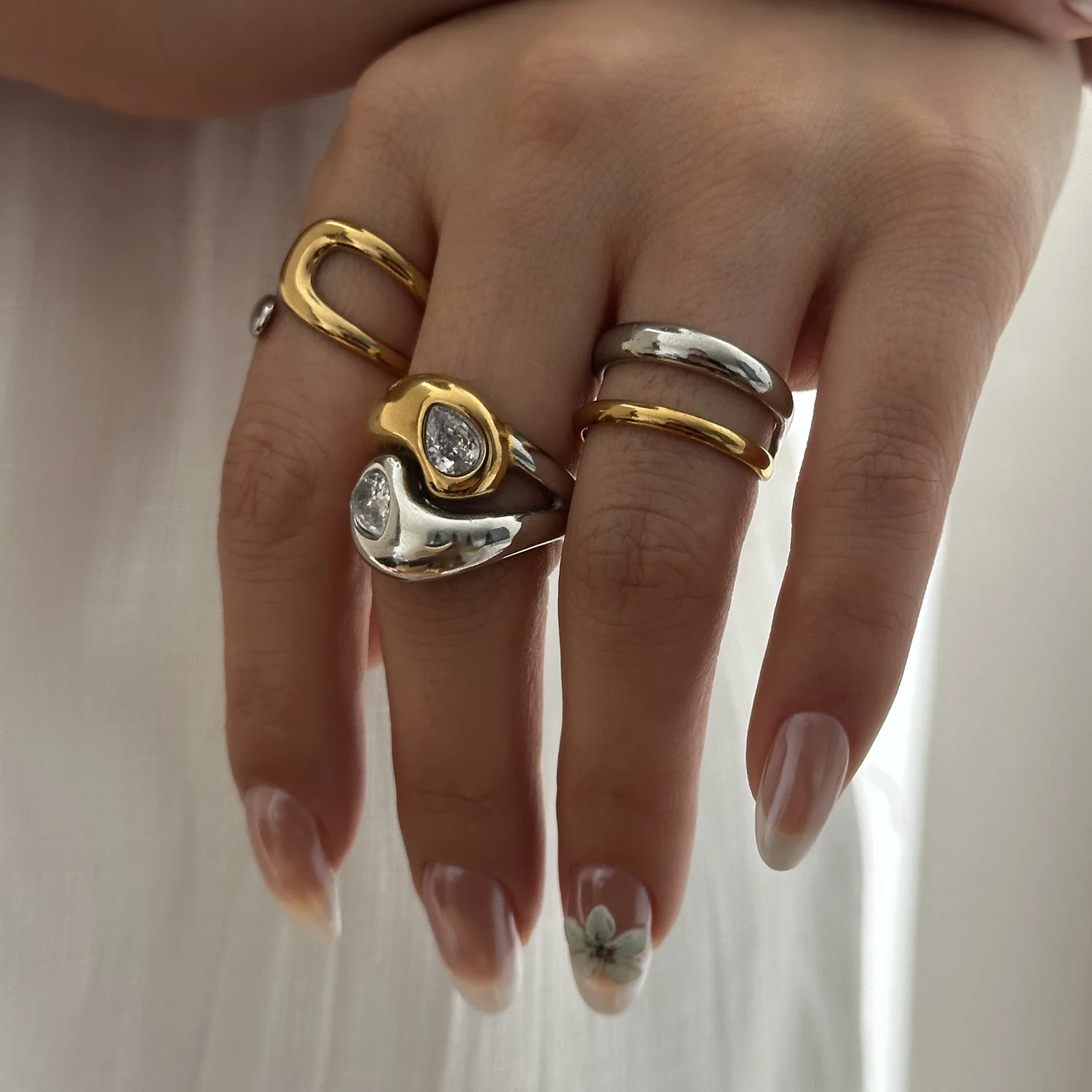 Minimalistischer Geometrischer Zweifarbiger Edelstahl Offener Ring für Frauen Zarter Wellenförmiger Manschettenring Hypoallergener Party-Fingerschmuck Geschenk – Detail 3