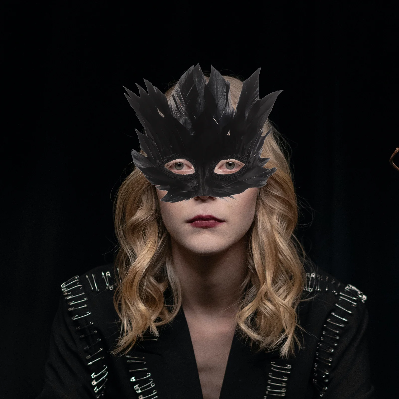 

Венецианская маскарадная маска с черными перьями на половину лица, женская маска для Хэллоуина, карнавала, косплея, вечерние маски, маскарадные маски