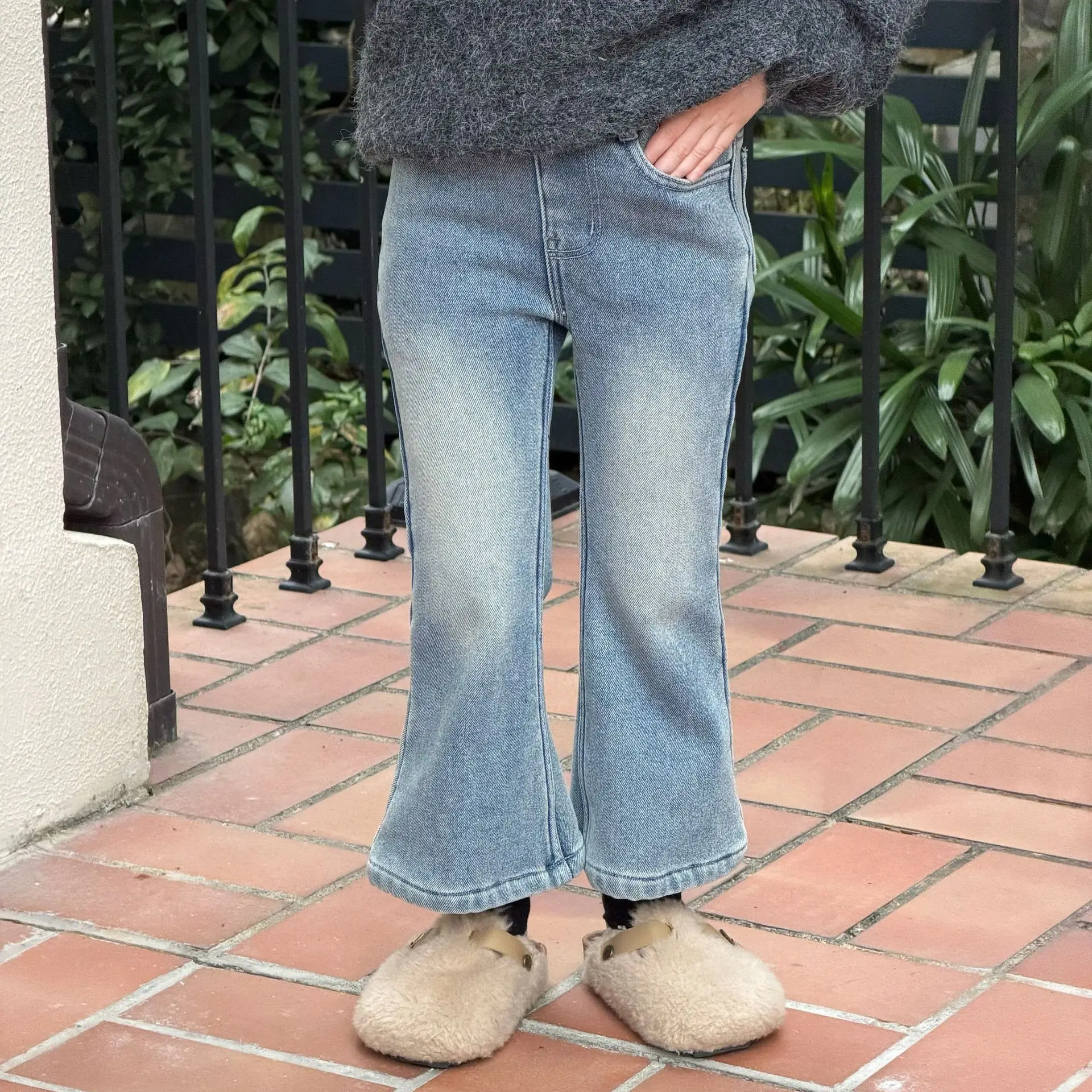 Girls' Denim Flared Pants 2025 Winter New Integrated Velvet Thickened Trousers Children's Elastic Soft Waxy Outer Pants