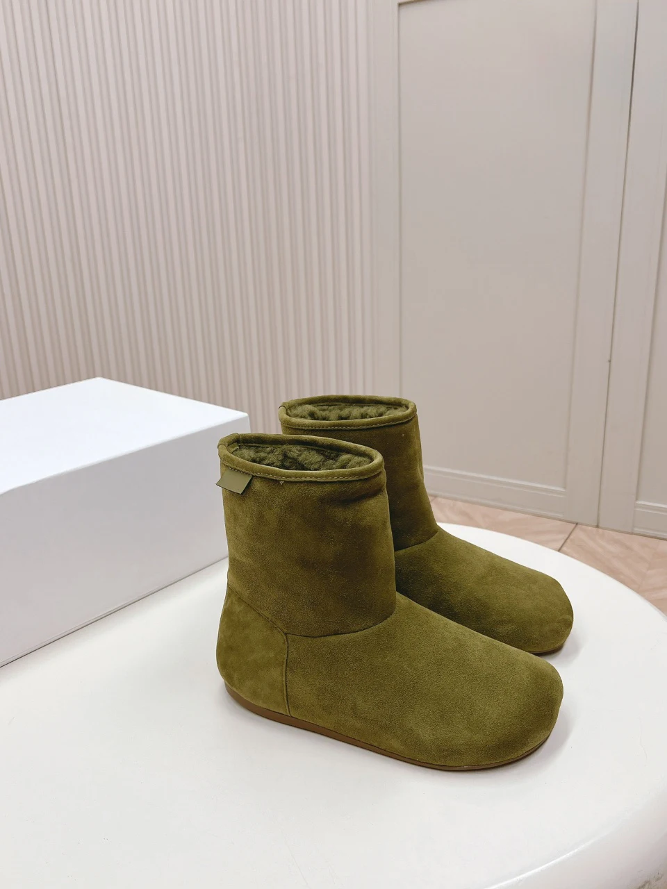 

New women's snow boots, featuring cow suede upper and wool lining, available in sizes 35-40