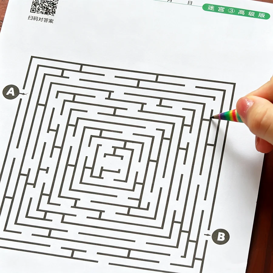 Livre de jeux d'entraînement au labyrinthe, utilisé pour améliorer la concentration, un jeu de puzzle conçu pour renforcer la pensée et l'attention des étudiants.