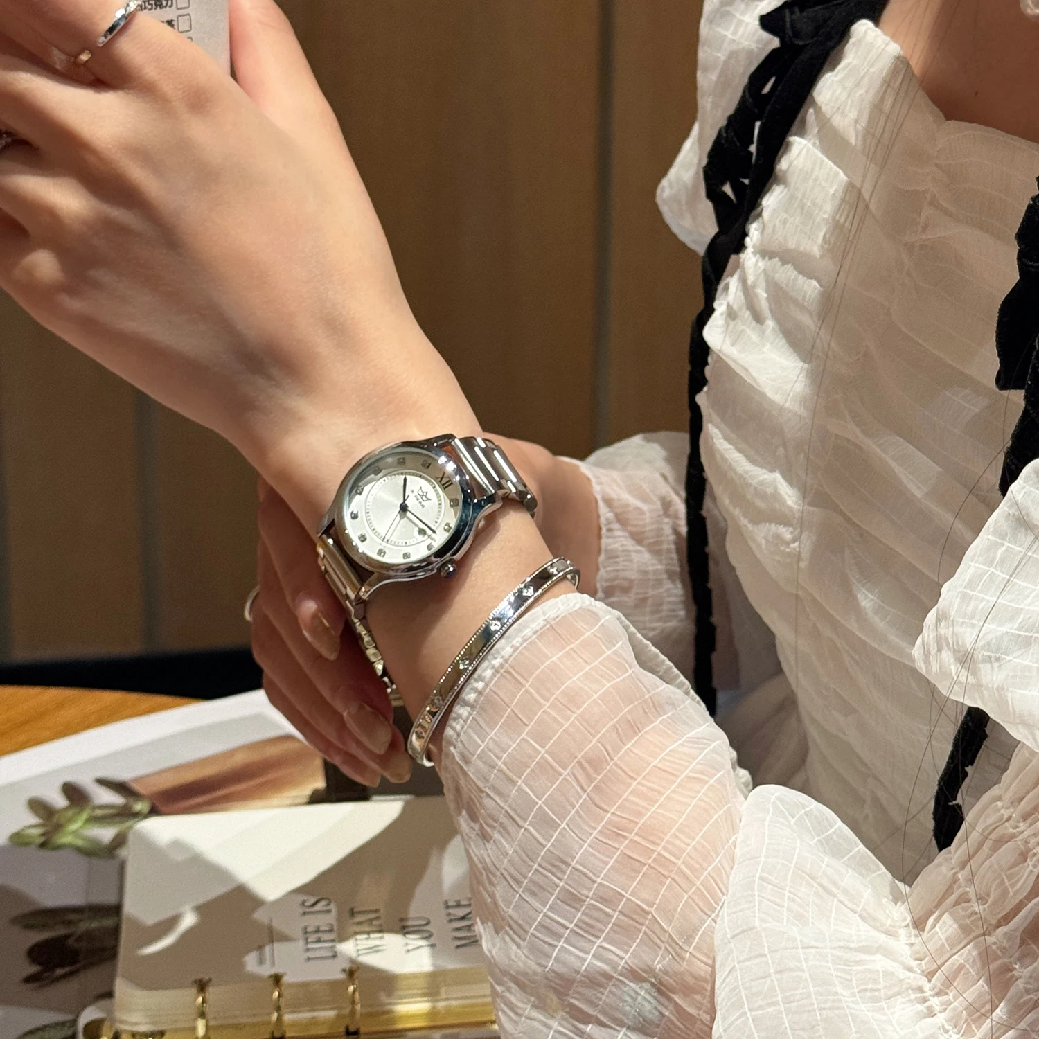 ساعة كوارتز نسائية عصرية مقاومة للماء – هيكل معدني فاخر وحزام من الفولاذ المقاوم للصدأ، هدية ساعة يد للسيدات
