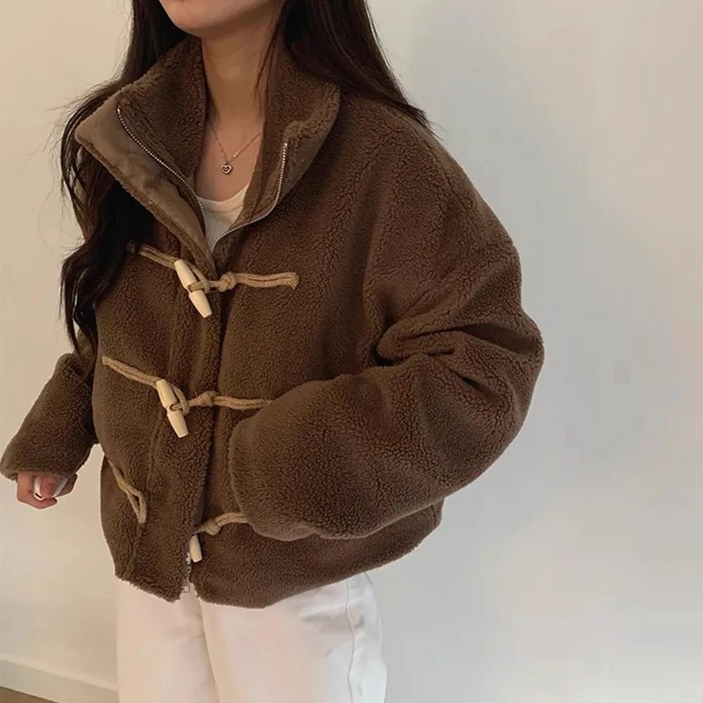 Jaket Wanita Katun Retro Serbaguna atau Longgar dengan Bulu Domba, Desain Kancing, Musim Dingin Baru, Gaya Kasual untuk Bepergian, Serat Poliester