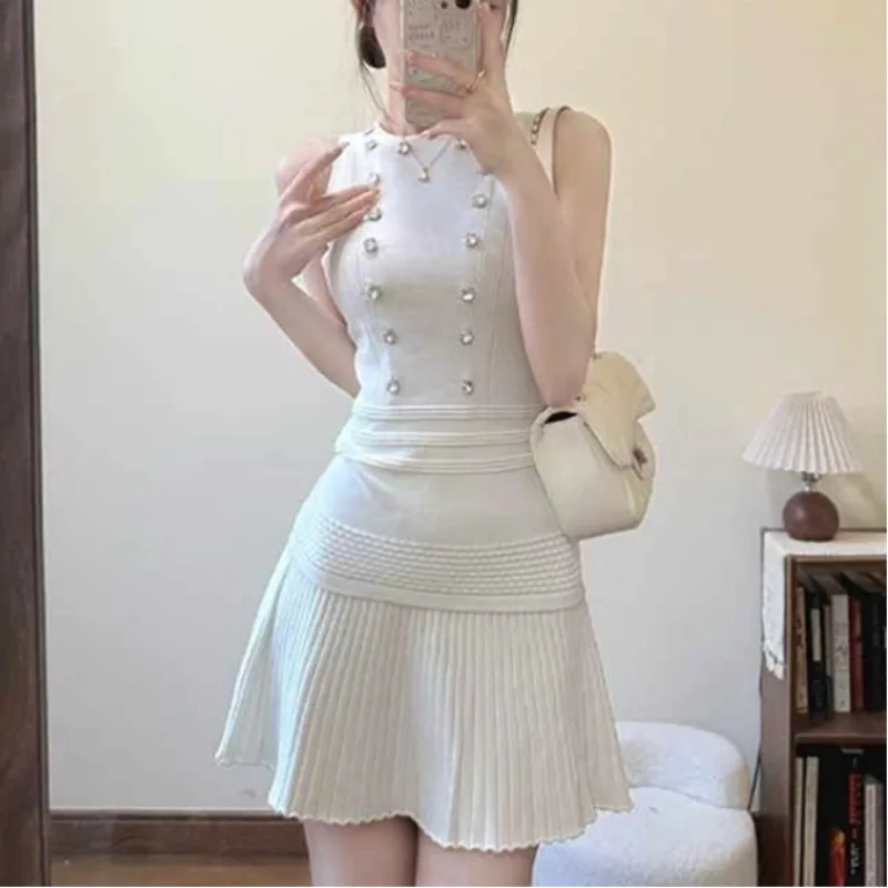 

Женский шикарный комплект из двух предметов, вязаный топ без рукавов и плиссированная мини-юбка с высокой талией, облегающий костюм с жемчужными деталями, минималистичный наряд