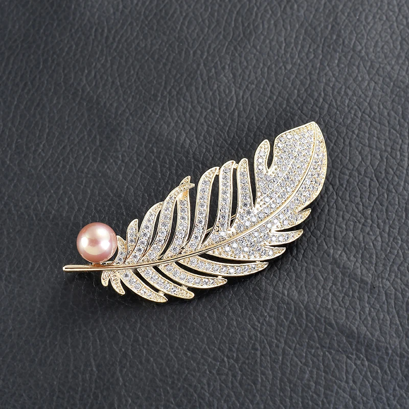 Novelty Luxury Full Zircon Paved Feather Shape Copper Lapel Pins Bling Pearl Plume Brooches For Women Girls Dress Jewelry