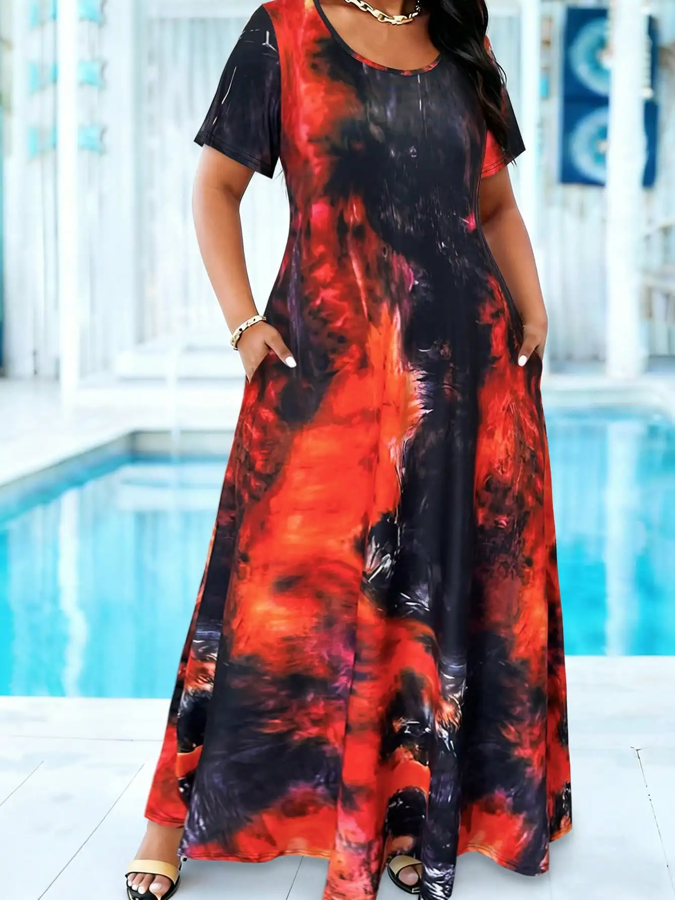 

Plus Size Red Black Tie-Dye Print Maxi Dress, Round Neck Short Sleeve Casual Sundress with Pockets, Loose Fit for Curvy Women