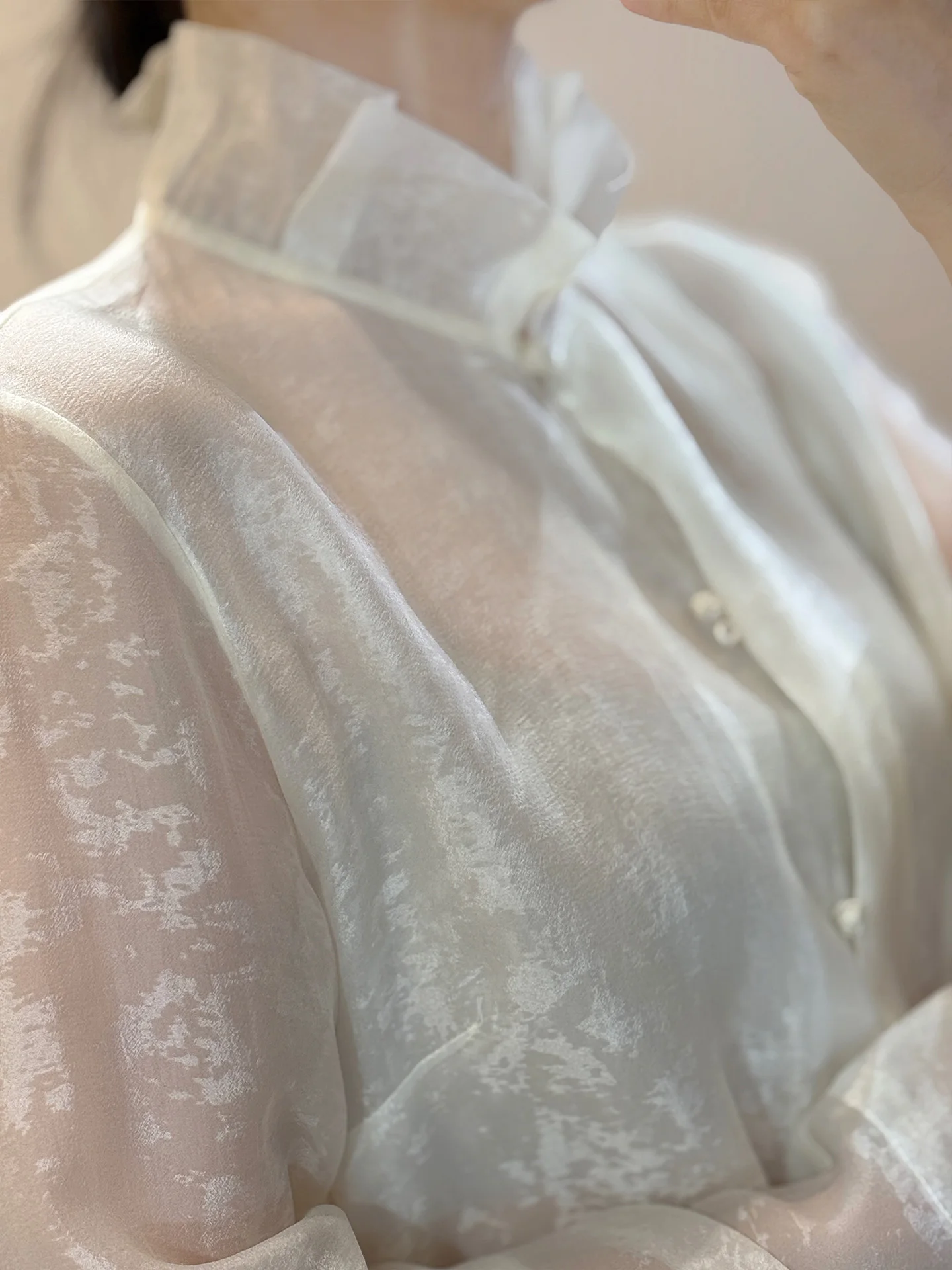 

Женская блузка Ele Silk Blend из тонкой, легкой, драпирующейся ткани с воротником, приятная к телу, дышащая, с длинными рукавами