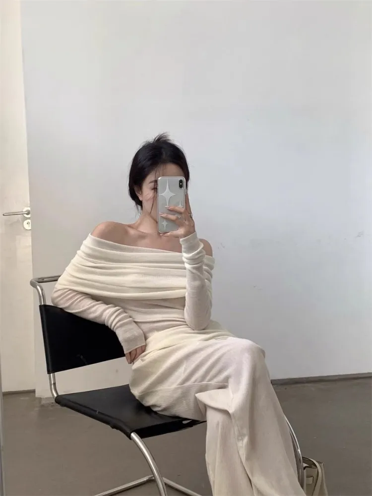 One Shoulder Sexy Knitted Base Shirt For Women In Spring And Autumn 2024, New French Off Shoulder Slim Fit Pleated Top