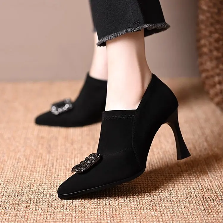 

Женские короткие сапоги 2026: Новинка весны-осени, черные замшевые ботильоны с острым носком, эластичные, с пряжкой-бриллиантом, без застежки