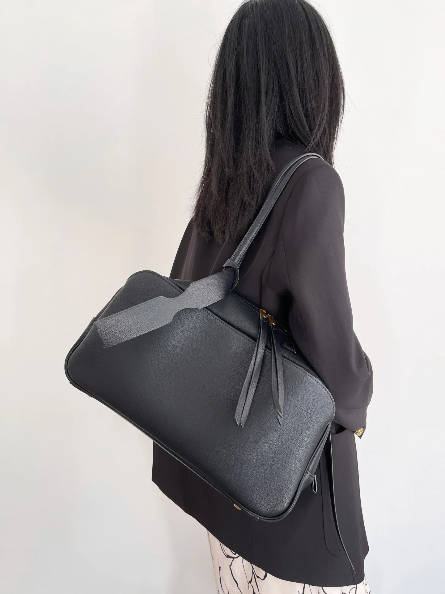 Casual Chic Women's Bowling Bag Tote Multi-Pocket Top Layer Cowhide Leather Single Shoulder Bag Commuter Friendly Handbag