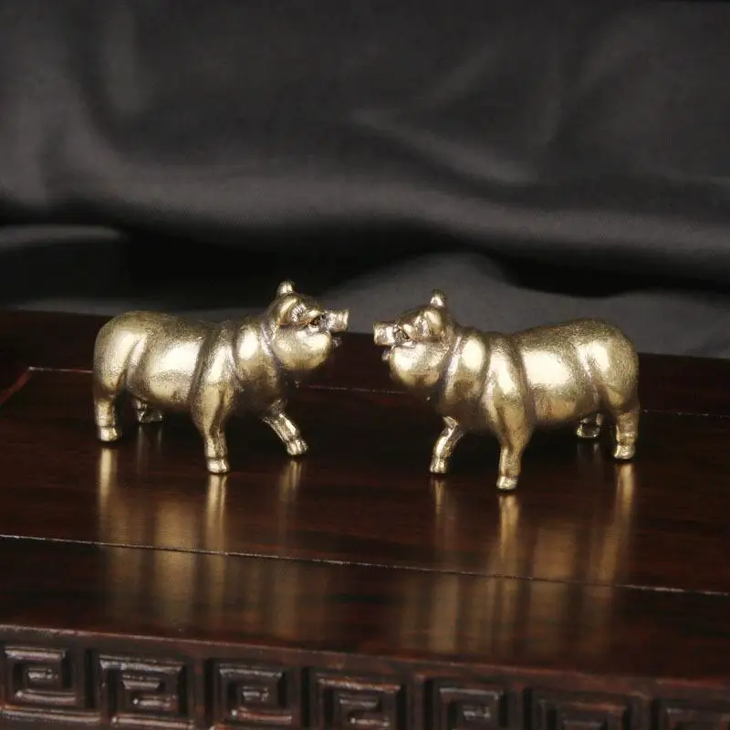 Handcrafted Retro Brass Mini Pig Figurine Small Cute Desk Ornament Tea Pet for Living Room Shelf Decor Collection Souvenir