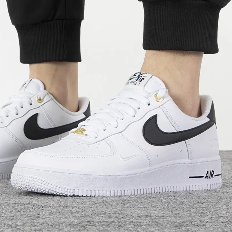 حذاء Nike Air Force 1 se مريح ومتعدد الاستخدامات ومقاوم للاهتراء وغير قابل للانزلاق، باللونين الأبيض والأسود