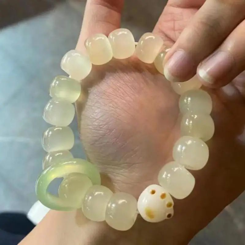 

Женское украшение из драгоценных камней