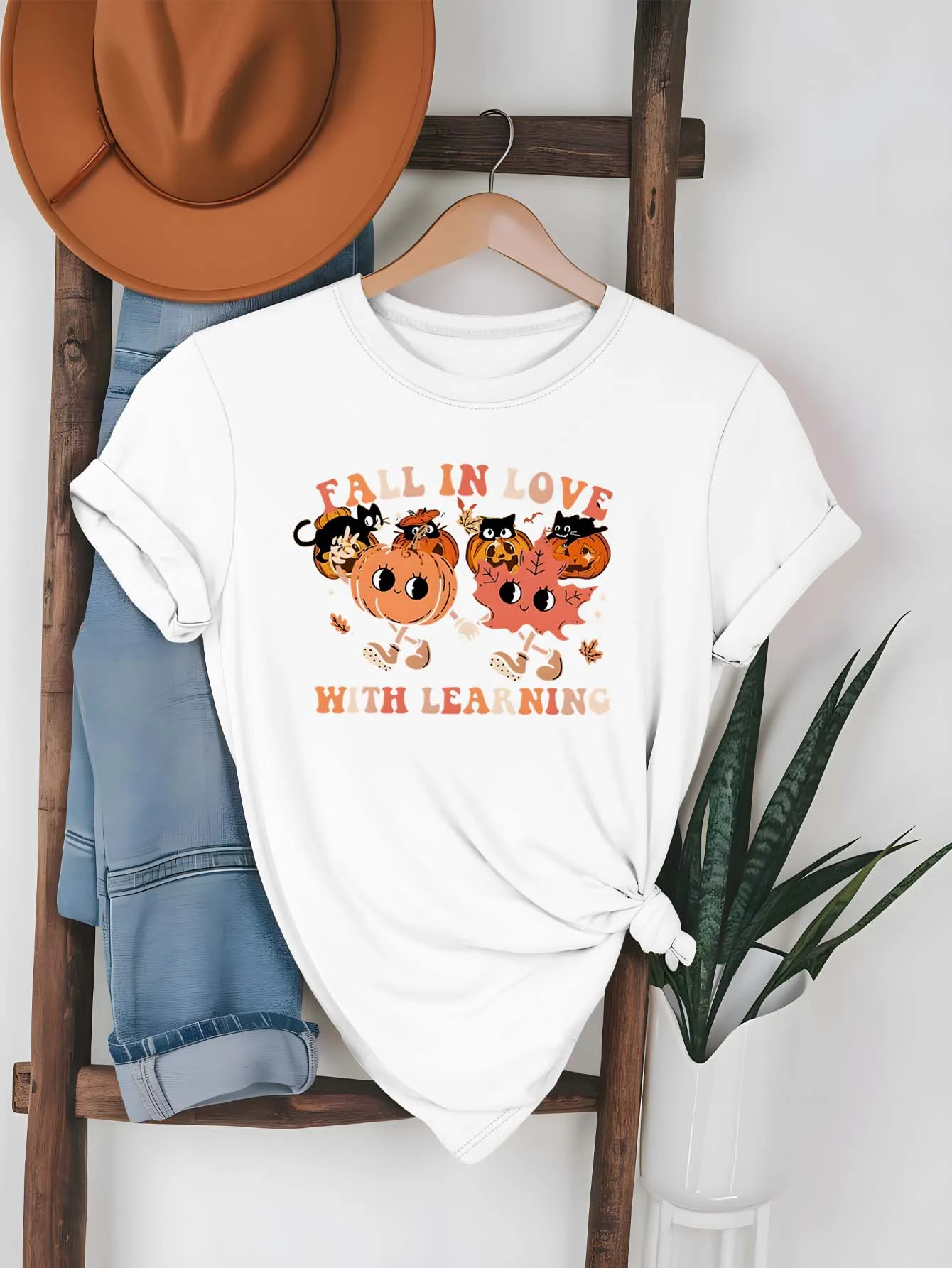 Modny strój plus size z fantazyjnym wzorem dyni i liści oraz inspirującym napisem edukacyjnym w stylu jesiennym.