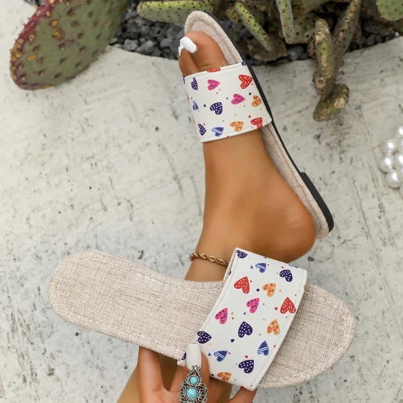 شباشب على الموضة جديدة لعام 2025 للنساء أحذية منزلية صيفية غير رسمية ومريحة قابلة للتنفس مع نعل مضاد للانزلاق مصنوع يدويًا