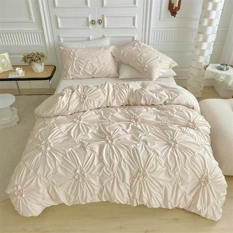 立体的なプリーツ加工を施した、ダブルサイズの掛け布団カバーセット。220x240cm。無地のツイストフラワー柄。キングサイズのベッドリネンセット、キルトカバーセット。