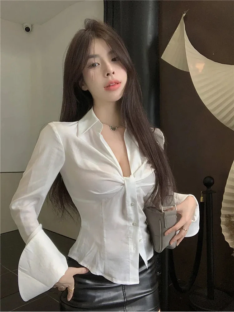 Automne plis chemises Sexy femmes blanc manches évasées Chic coupe ajustée bouton Blouse mode française esthétique décontracté femme nouveaux hauts