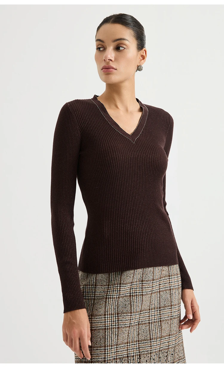 BY3621711 Damen-Pullover mit tiefem V-Ausschnitt, Lurex-Rippstrick-Wollmischung, langen Ärmeln, V-Ausschnitt, Kettenverzierung, schlanke Passform, dezenter Luxus für den frühen Herbst – Detail 15