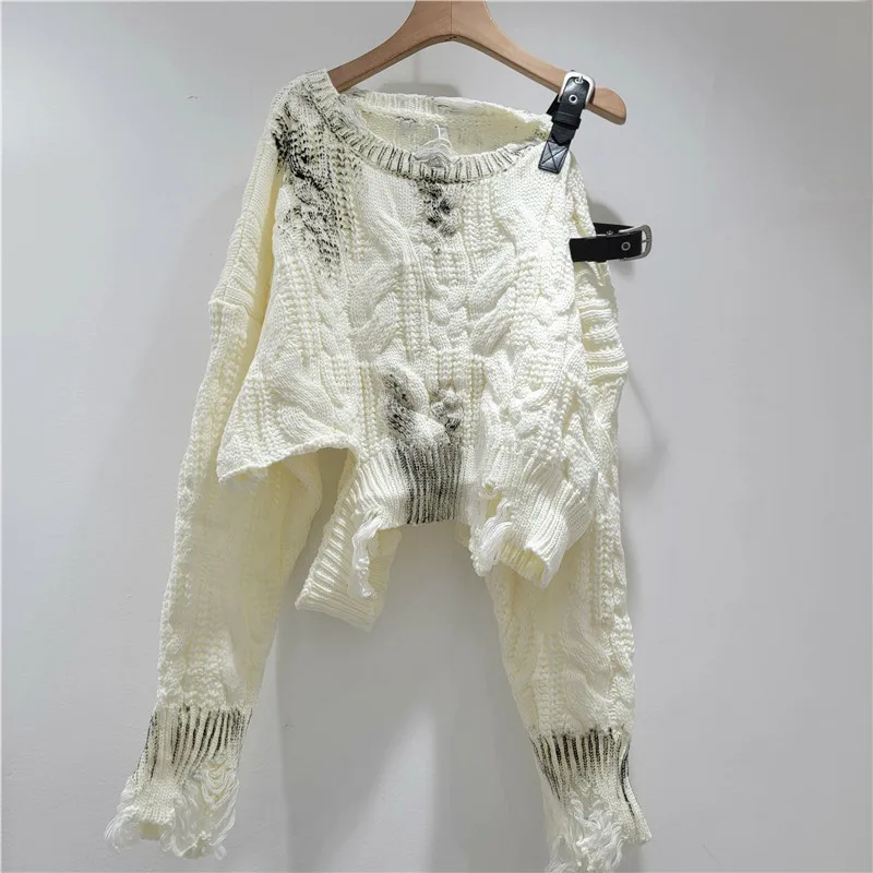2025 خريف جديد حار فتاة مشبك معدني حزام حزام خارج الكتف ممزق البلوز محبوك سترة للنساء ، سحب فام