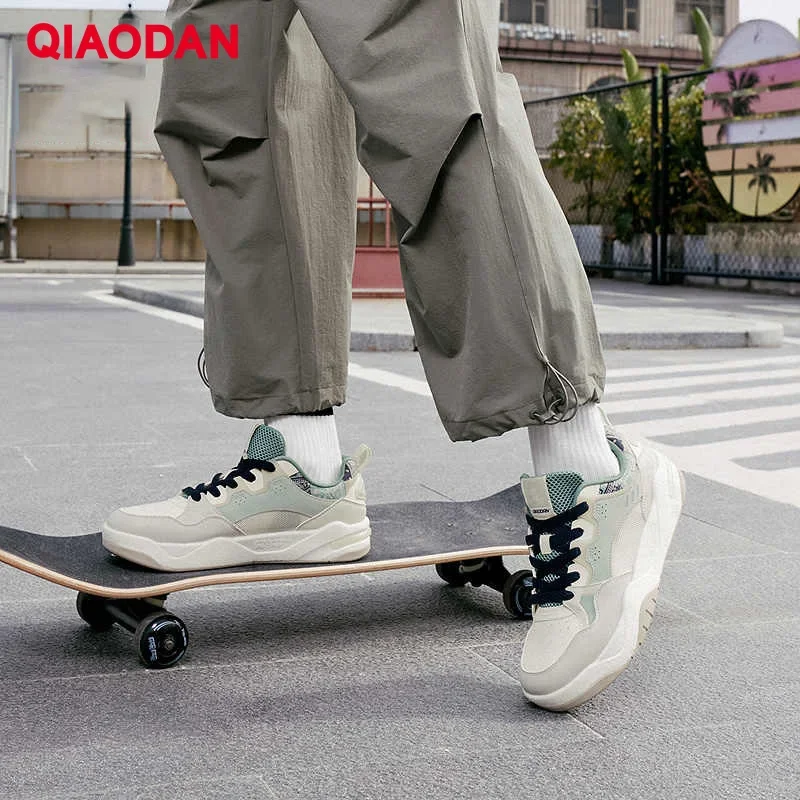 

QIAODAN Board Shoes Дышащая легкая удобная прогулочная спортивная обувь Тенденции Высококачественные мужские повседневные кроссовки QDL0532528