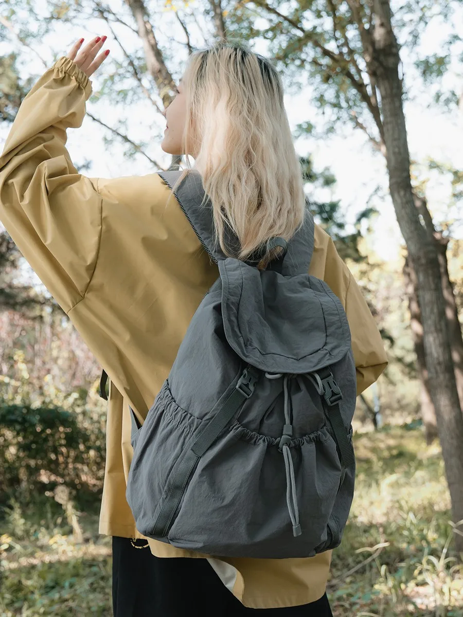 Modischer, lässiger Rucksack mit Kordelzug für Damen, 2022, modischer, leichter, plissierter Rucksack mit großer Kapazität für Outdoor-Reisen