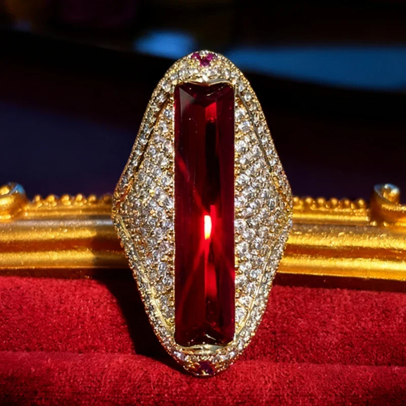 Huitan Lange Rechteckige Ringe mit Roten Kubischen Zirkonia für Damen Luxuriöser Goldfarbener Schmuck für Hochzeit, Jubiläum, Moderne Party und als Statement-Schmuck – Detail 7