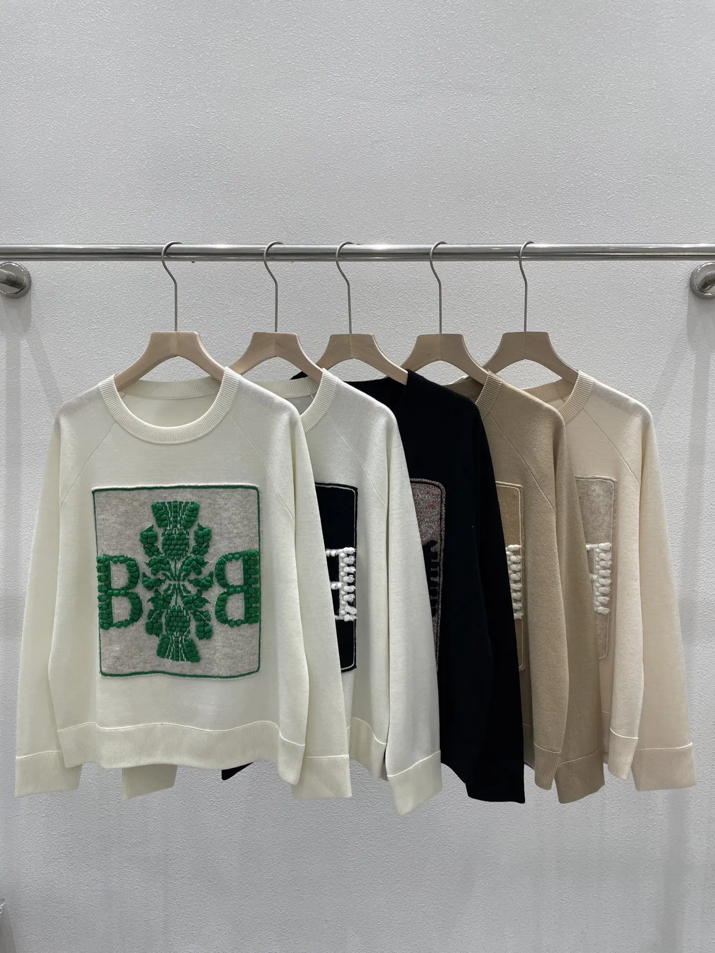 

2025 new round-neck pullover embroidered elegant commuting long-sleeved sweater