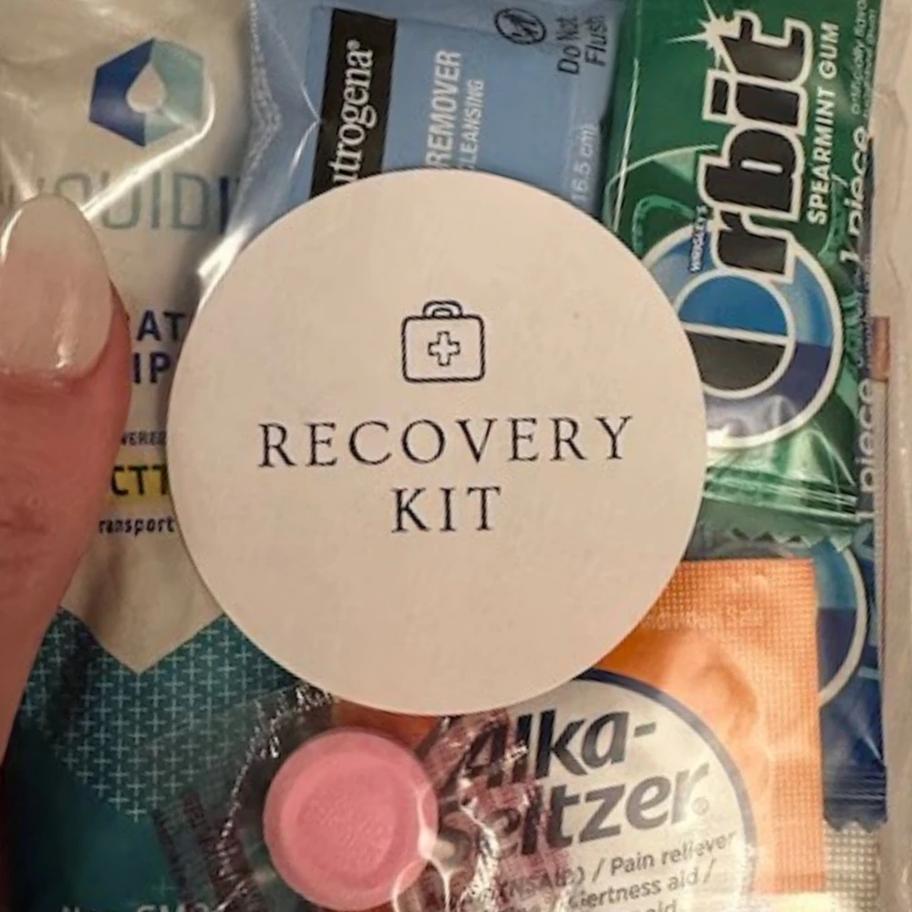 맞춤형 웨딩 주말 복구 키트 라벨, 라운드 화이트 매트 스티커, 웨딩 호텔 응급처치, 행거 키트 스티커