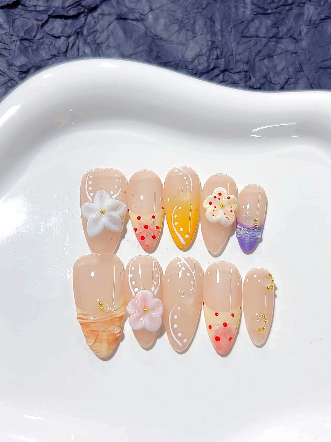 

Light-Colored Elegant and Stylish Wearable Manicure (D265)