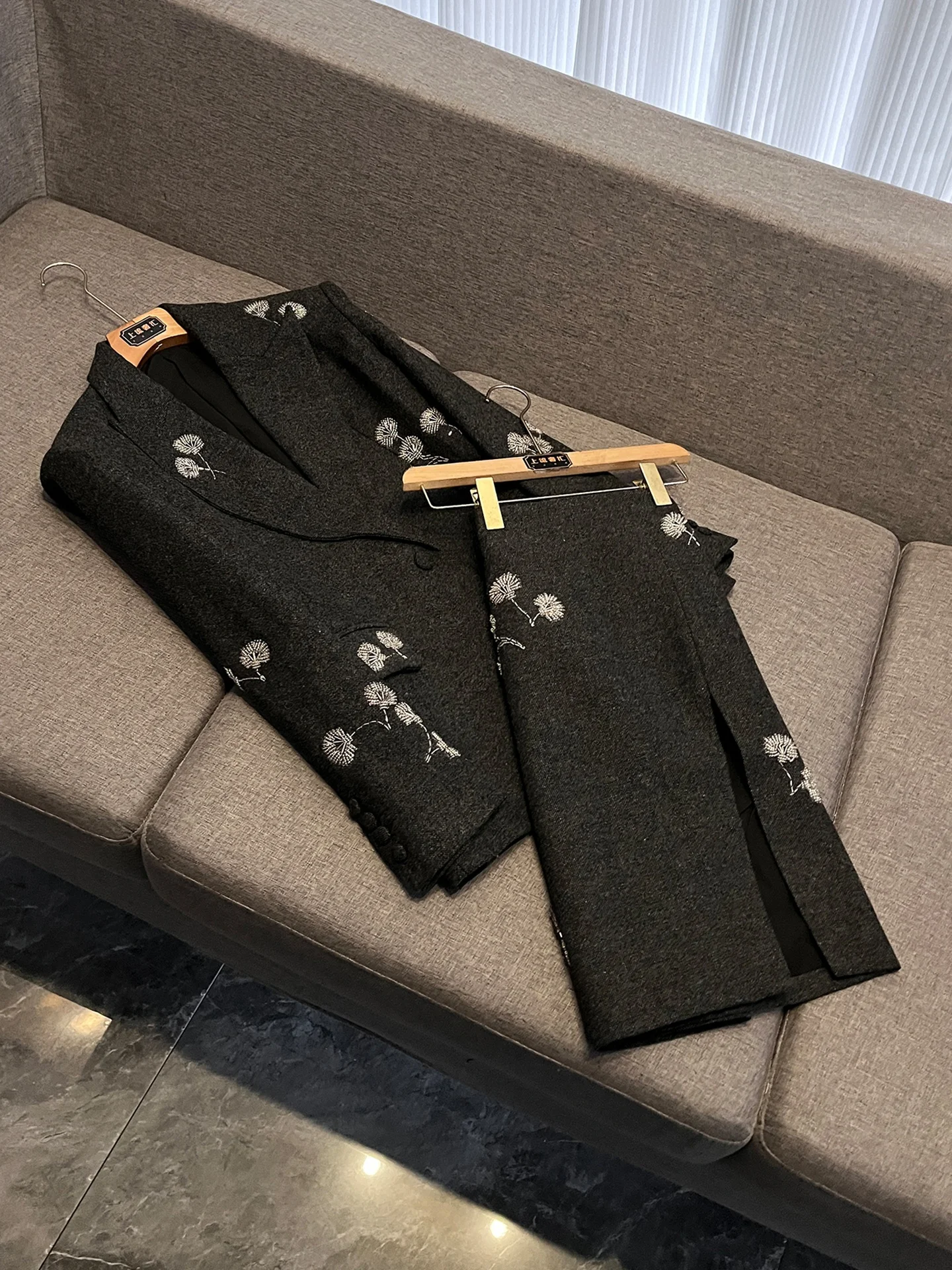

Loose Tailored Jacket And Pants Set for Women Summer Commute Style Floral Embroidery Mid-Length Shoulder Angle Suit Outfit