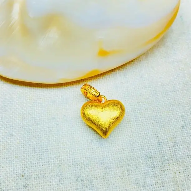 9999 gold best-selling exquisite brushed heart-shaped pendant.  and high-end solid heart-shaped pendant.