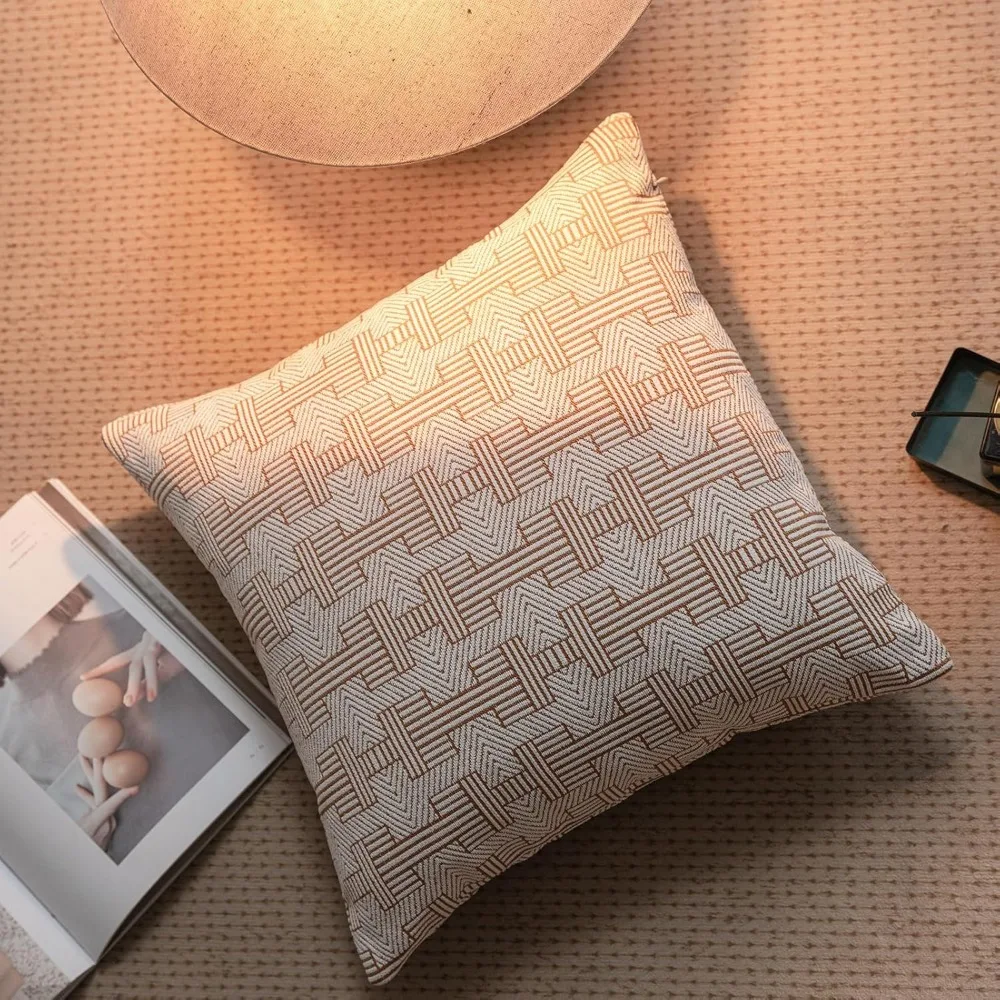 غطاء وسادة مخطط من خشب البتولا البرتقالي مقاس 20 بوصة × 20 بوصة - نمط إيما للأريكة والأريكة في غرفة المعيشة وغرفة النوم