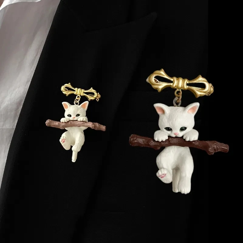 Cute 3D White Cat Brooch Holding Branch Cat Breast Needle Dinner Suit Office Coat Buckle Pins Party Clothing Jewelry Accessories