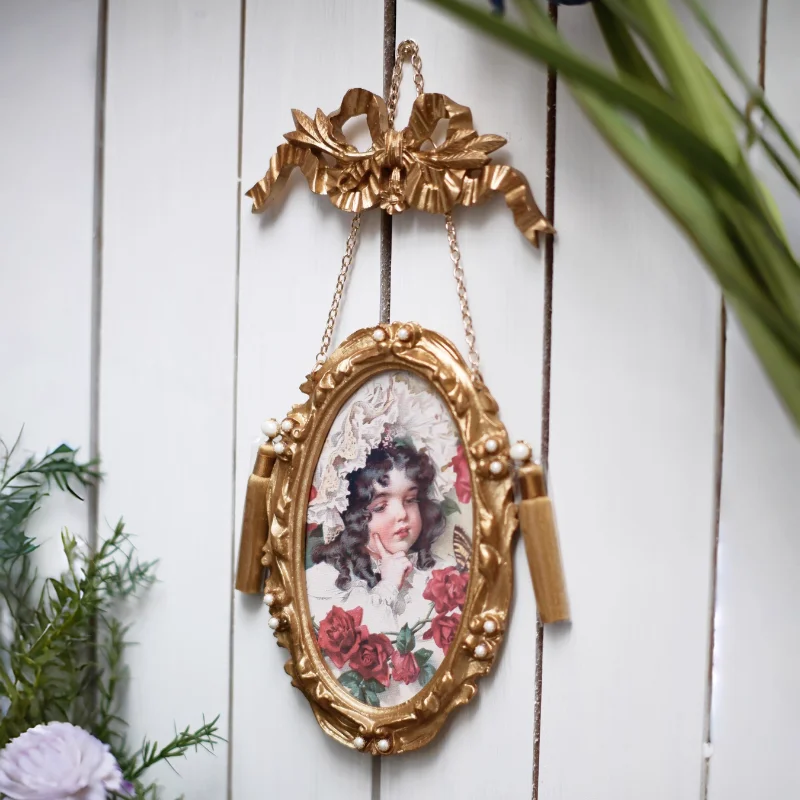 

Gilt retro literary and artistic European character design niche tassel decoration hanging suitable for bedrooms and living room