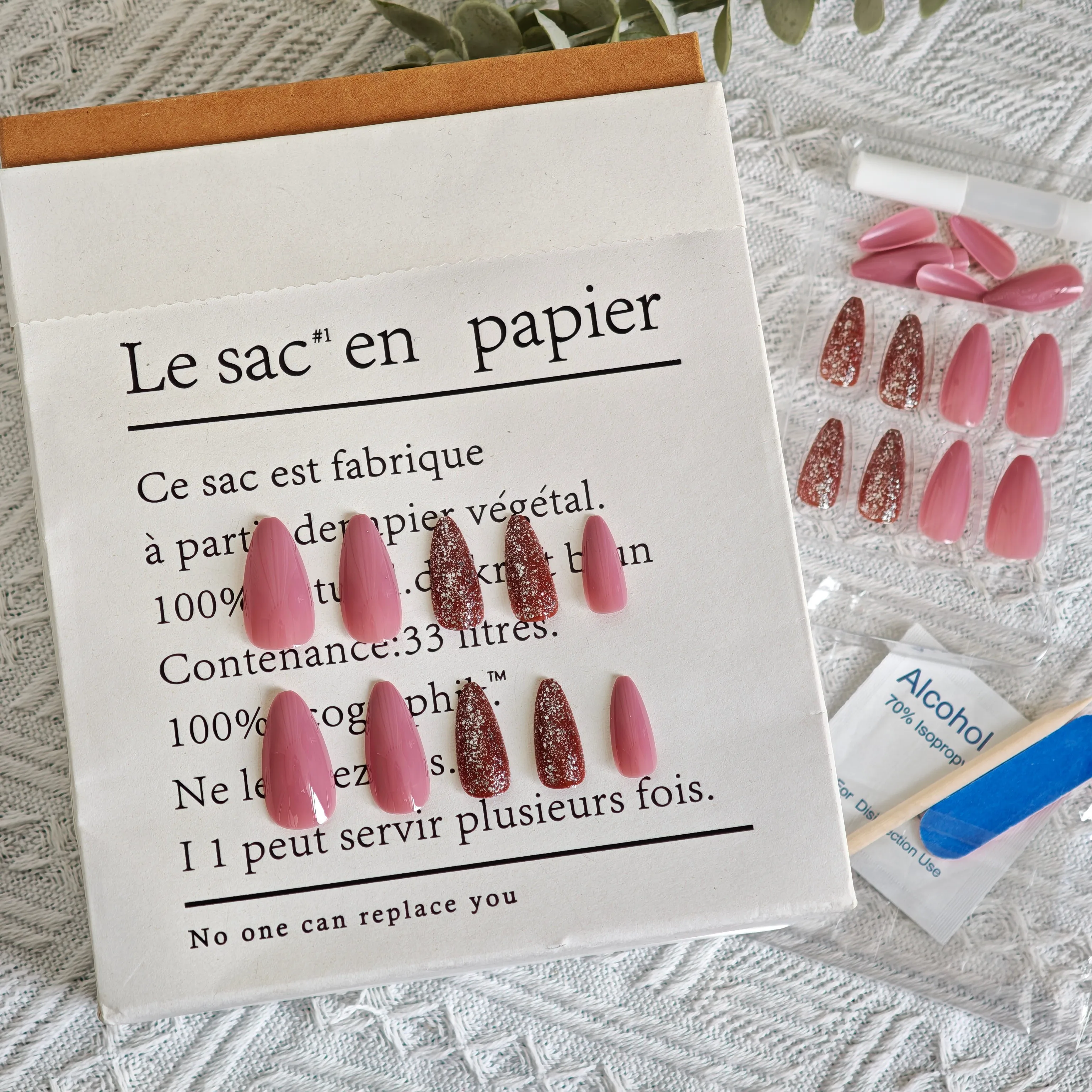 เล็บปลอมแบบกดติดสีแดงเข้มด้าน 24 ชิ้น พร้อมกลิตเตอร์สีอบเชย รูปทรงอัลมอนด์ยาว และอุปกรณ์ติดเล็บ